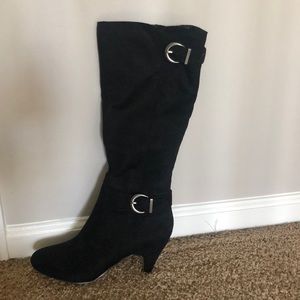 Black heeled boots